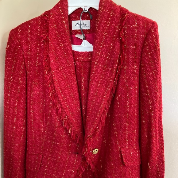 Blushe by Spiegel Red Suit with gold threading - Picture 5 of 6